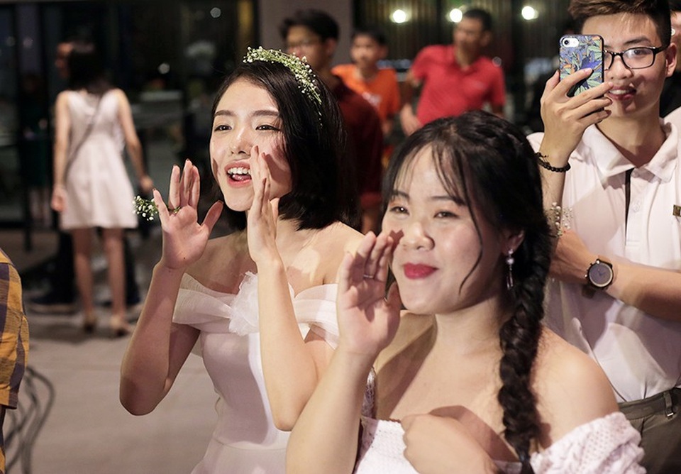 Osad, Phương Ly "thổi lửa" dạ hội của học sinh cuối cấp Chuyên Nguyễn Huệ - 4 Osad, Phương Ly "thổi lửa" dạ hội của học sinh cuối cấp Chuyên Nguyễn Huệ - 4