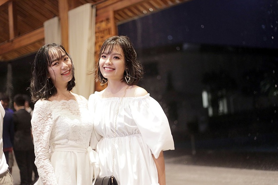 Osad, Phương Ly "thổi lửa" dạ hội của học sinh cuối cấp Chuyên Nguyễn Huệ - 5
Nữ sinh của THPT chuyên Nguyễn Huệ lộng lẫy, trưởng thành hơn với những bộ đầm dạ hội