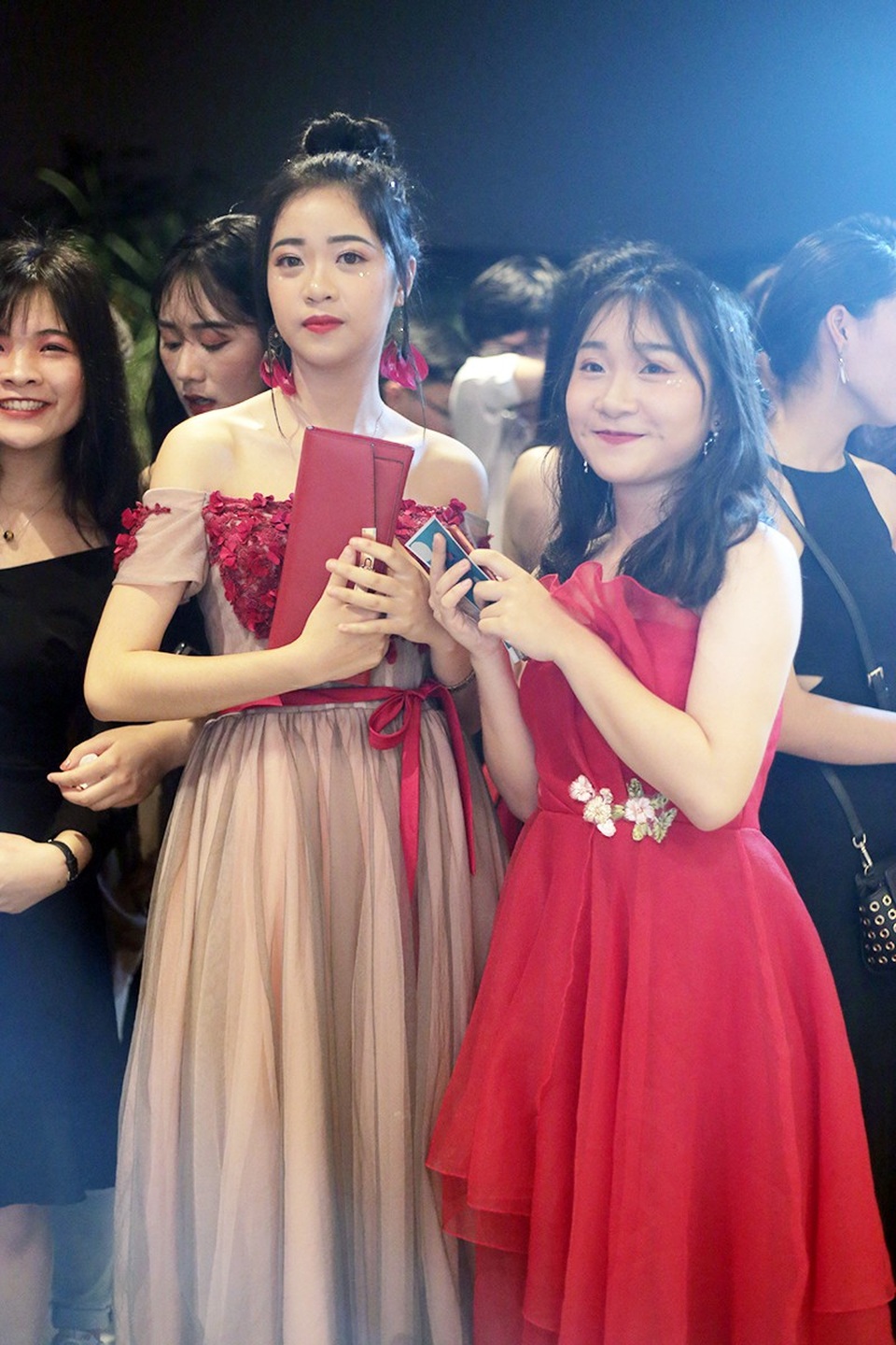 Osad, Phương Ly "thổi lửa" dạ hội của học sinh cuối cấp Chuyên Nguyễn Huệ - 7 Osad, Phương Ly "thổi lửa" dạ hội của học sinh cuối cấp Chuyên Nguyễn Huệ - 7