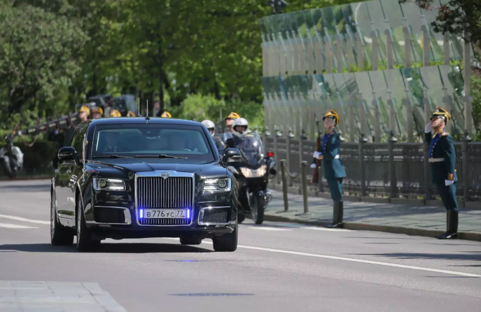 So sánh siêu xe “một chín một mười” của Tổng thống Nga - Mỹ - 1 Siêu xe chở Tổng thống Putin trong lễ nhậm chức hôm 7/5 (Ảnh: AFP)