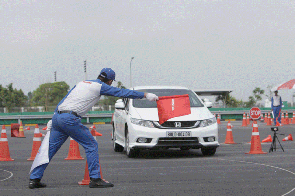 Honda phối hợp cùng CSGT đẩy mạnh phong trào lái xe an toàn - 2 Honda phối hợp cùng CSGT đẩy mạnh phong trào lái xe an toàn - 2