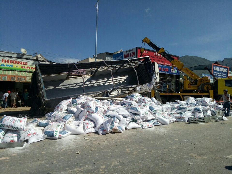 Xe tải tông nhiều phương tiện, ủi nhà dân, ít nhất 5 người chết - 1 Hiện trường vụ tai nạn