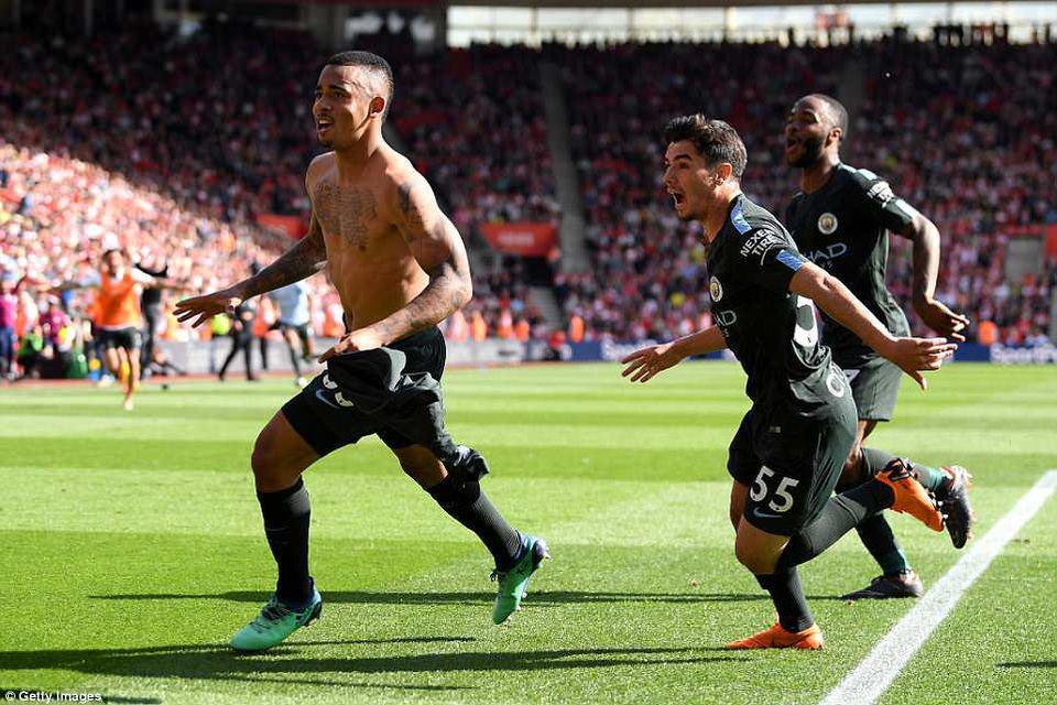 Man City kết thúc mùa giải với 100 điểm - 2
Jesus (trái) kết thúc mùa giải với 13 bàn, thành tích quá ấn tượng với một cầu thủ trẻ