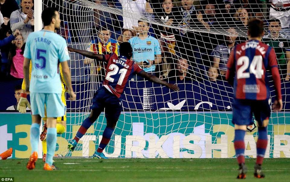 Thua Levante 4-5, Barcelona đứt mạch bất bại ở La Liga - 2
Barcelona thủng lưới liên tục ở cuối hiệp 1 và đầu hiệp 2