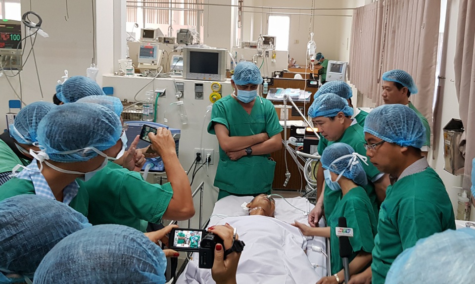 Chủ tịch UBND TPHCM: Tìm biện pháp bảo vệ các “hiệp sĩ đường phố” - 1 Ông Nguyễn Thành Phong thăm nạn nhân bị băng trộm đâm trọng thương sáng nay