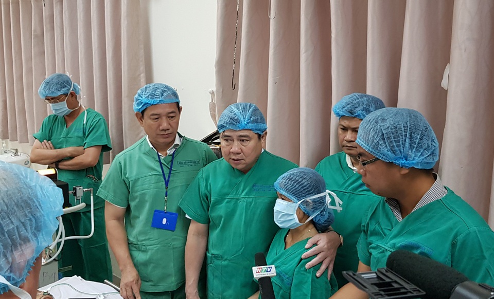 Chủ tịch UBND TPHCM: Tìm biện pháp bảo vệ các “hiệp sĩ đường phố” - 2 Chủ tịch TPHCM động viên người nhà hiệp sĩ Trần Văn Hoàng