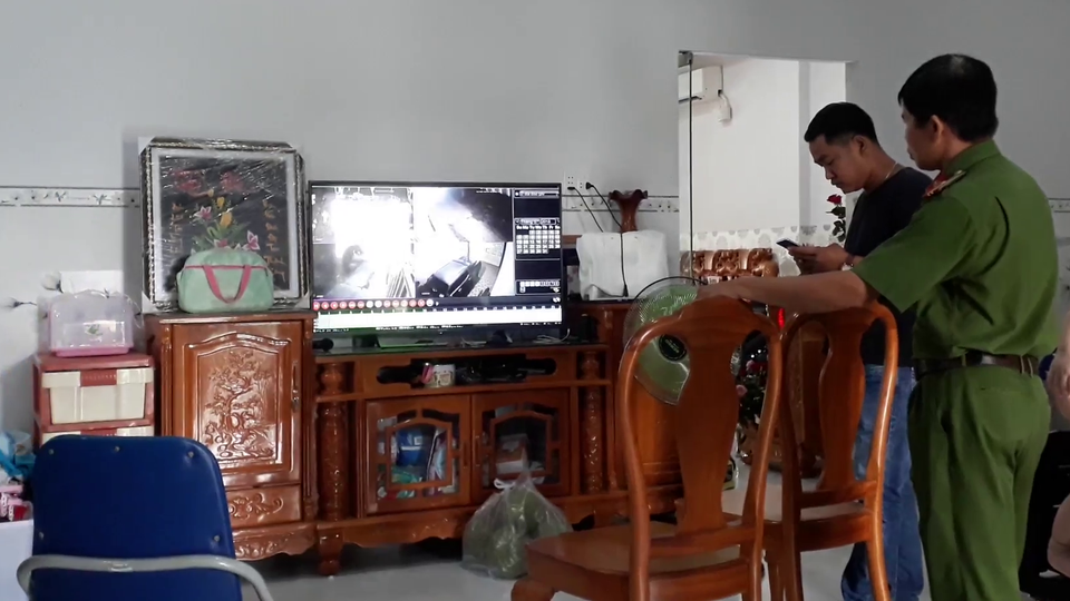 Truy tìm 3 thanh niên ném bom xăng vào nhà dân lúc nửa đêm - 1 Lực lượng công an tiến hành trích xuất hình ảnh qua camera để điều tra vụ việc.