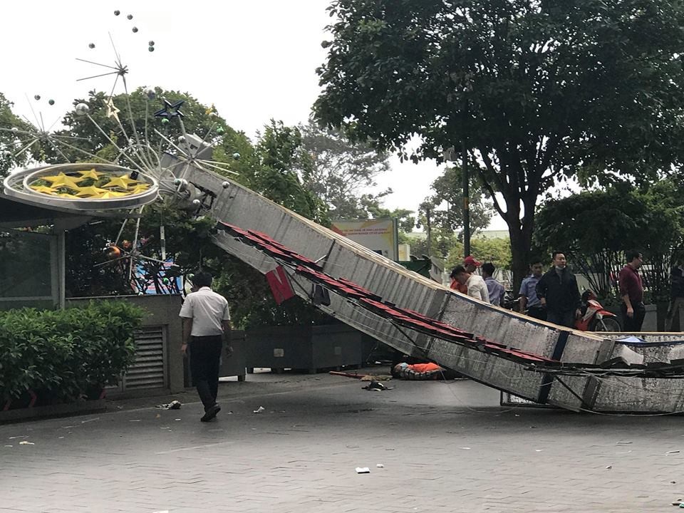 Cổng chào phố đi bộ Nguyễn Huệ đổ sập, đè trúng người đi đường - 2
Khung cổng chào được lắp ráp bằng sắt đổ sập xuống đường, đè trúng một người dân.