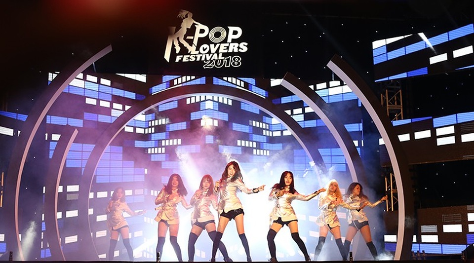 Bạn trẻ Hà thành đắm chìm trong vũ đạo cover Kpop nóng bỏng - 6
Những cô gái xinh đẹp, quyến rũ của đội thi Lucky G