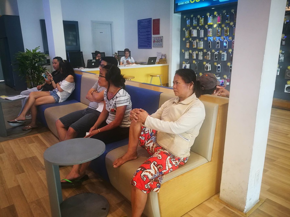 Thưa thớt người dân đi đăng kí ảnh chân dung cho thuê bao di động - 2 Nhiều khách hàng mệt mỏi vì đi bổ sung thông tin