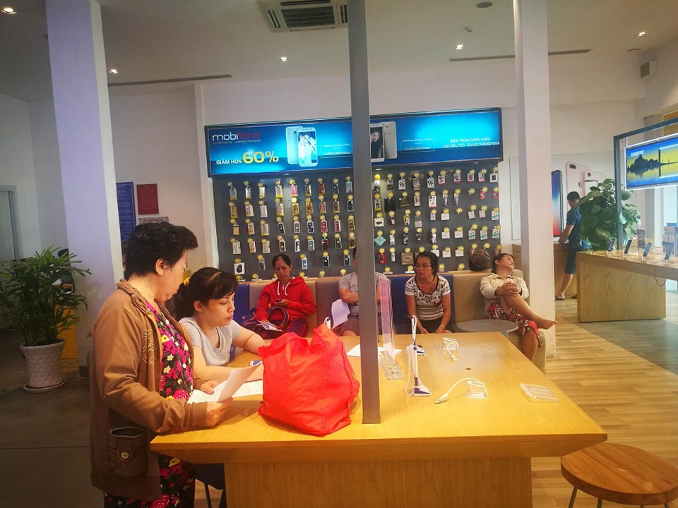 Thưa thớt người dân đi đăng kí ảnh chân dung cho thuê bao di động - 1 Nhiều điểm giao dịch của nhà mạng thưa thớt người đi đăng ký thông tin thuê bao