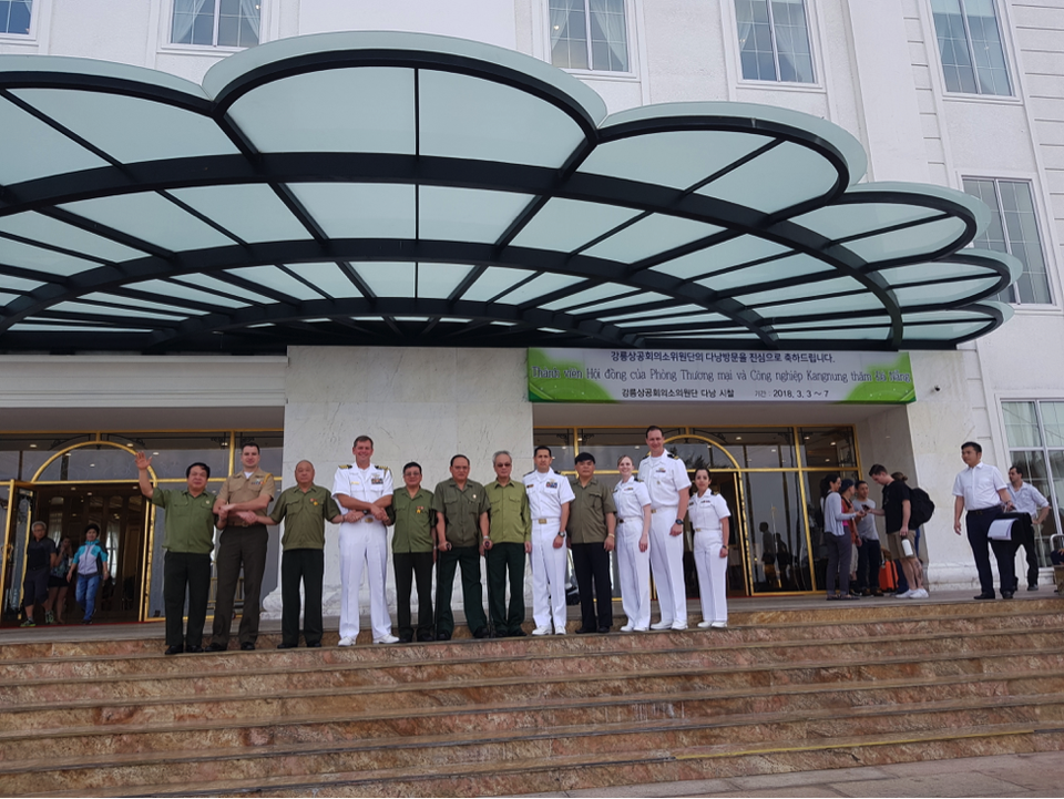 Khách sạn vịnh vàng Đà Nẵng Danang Golden Bay Hotel - 3 Phái đoàn siêu tàu bay USS Carl Vinson của hải quân Hoa Kỳ chụp ảnh lưu niệm cùng Ban Giám độc Công ty TNHH Hòa Bình