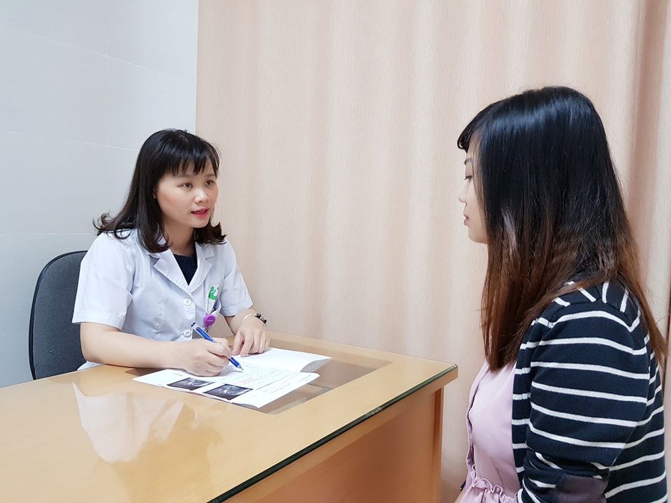 
BS Thanh tư vấn cho bệnh nhân tiêm ngừa vắc xin phòng ngừa ung thư cổ tử cung.
