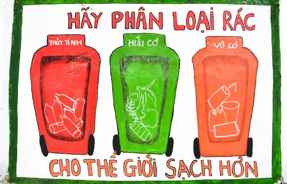 Hàng chục bích họa rực rỡ trên tường cũ ở Hà Nội - 12
Tranh tuyên truyền về vệ sinh môi trường.
