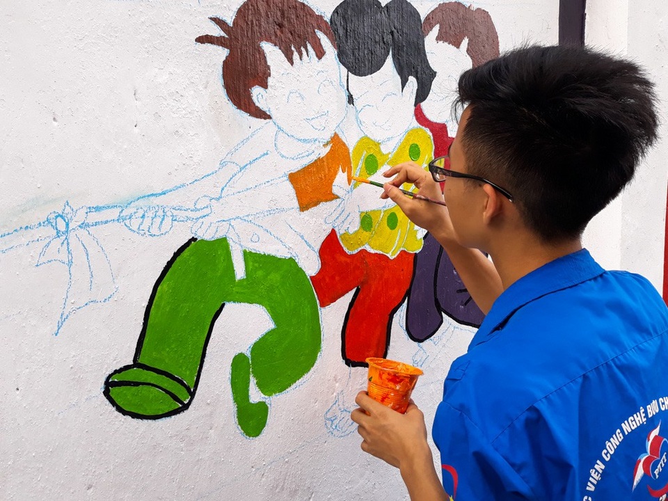 Hàng chục bích họa rực rỡ trên tường cũ ở Hà Nội - 4
Tranh mang nhiều chủ đề như trẻ em, trò chơi dân gian, bảo vệ môi trường, quê hương đất nước...