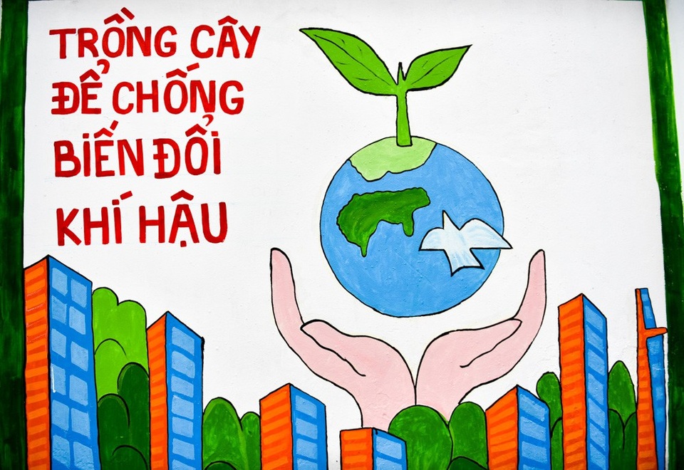 Hàng chục bích họa rực rỡ trên tường cũ ở Hà Nội - 13
Thông điệp về trồng cây để bảo vệ môi trường trên tranh bích hoạ đường phố.