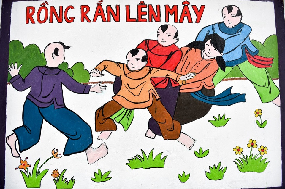 Hàng chục bích họa rực rỡ trên tường cũ ở Hà Nội - 10 Những trò chơi đã gắn liền với tuổi thơ của nhiều người.
