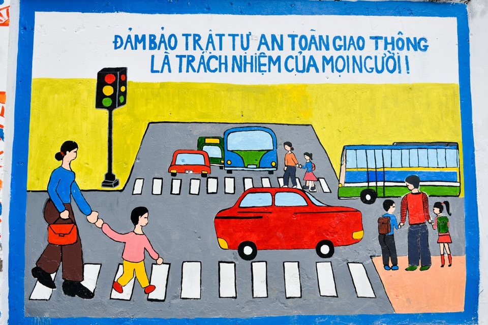 Hàng chục bích họa rực rỡ trên tường cũ ở Hà Nội - 6
... và tranh an toàn giao thông.