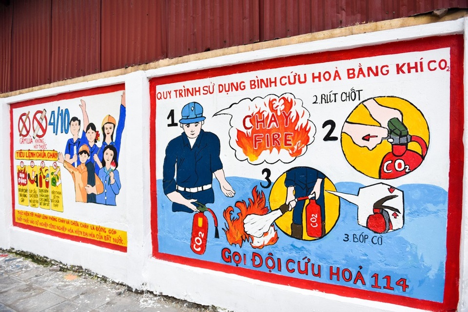 Hàng chục bích họa rực rỡ trên tường cũ ở Hà Nội - 5
Đặc biệt, có cả tranh tuyên truyền về phòng cháy chữa cháy...