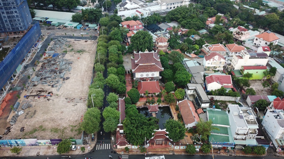 Độc đáo ngôi chùa Một Cột ở... Sài Gòn - 2
Năm 1958, hòa thượng Thích Trí Dũng và các tăng ni của mình đã dựng nên phiên bản chùa Một Cột ở Sài Gòn.