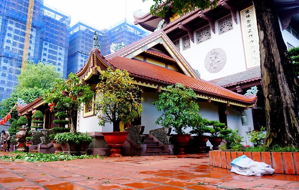 Độc đáo ngôi chùa Một Cột ở... Sài Gòn - 13
Phần chính điện với khoảng sân lớn.