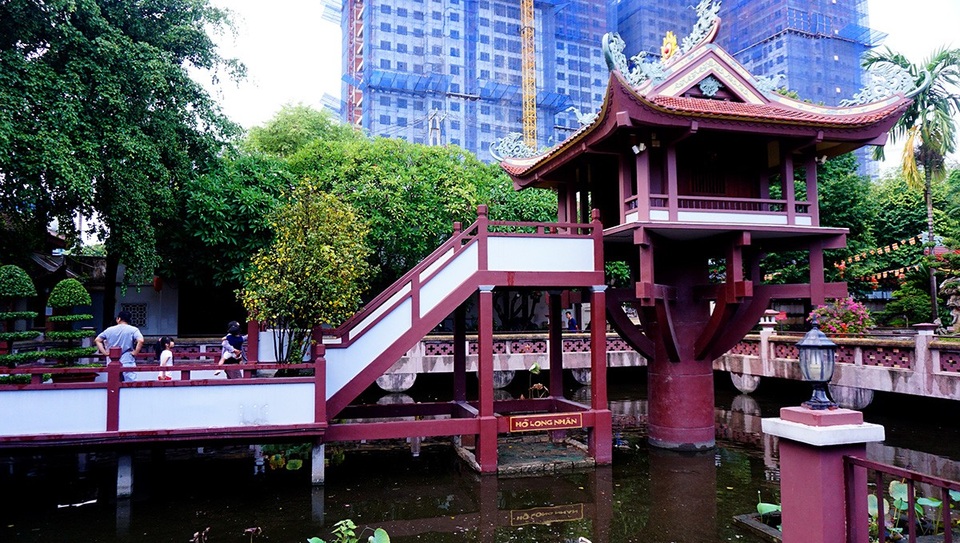Độc đáo ngôi chùa Một Cột ở... Sài Gòn - 12 Ngôi chùa Một Cột được làm bằng vật liệu xi măng cốt thép.