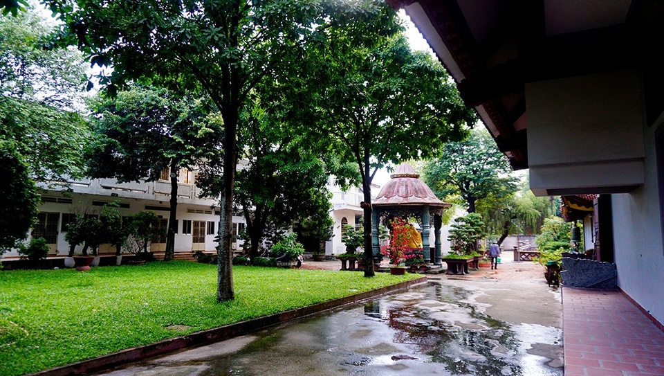 Độc đáo ngôi chùa Một Cột ở... Sài Gòn - 7 Một góc vườn cây bên trong chùa.