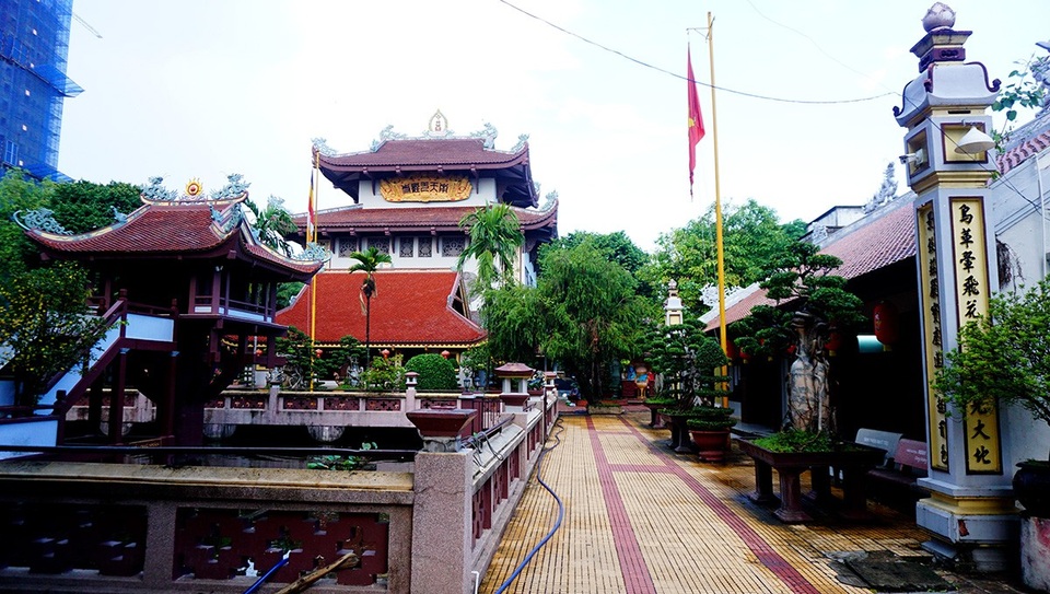Độc đáo ngôi chùa Một Cột ở... Sài Gòn - 5 Khuôn viên chùa thoáng mát, yên tĩnh.