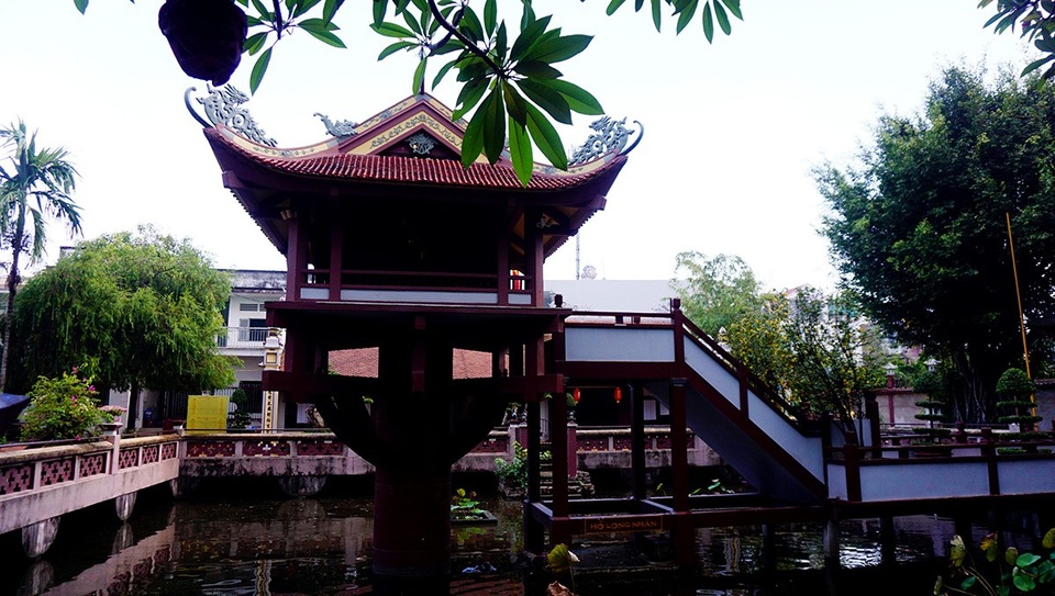 Độc đáo ngôi chùa Một Cột ở... Sài Gòn - 3
Ngôi chùa Một Cột nằm giữa hồ Long Nhãn (mắt rồng), phía sau cổng tam quan với diện tích 600m2