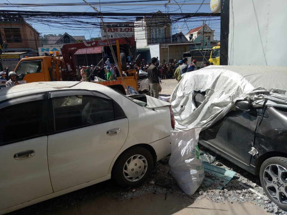 Xe tải tông nhiều phương tiện, ủi nhà dân, ít nhất 5 người chết - 5 Nhiều ô tô bị ủi hư hỏng nặng