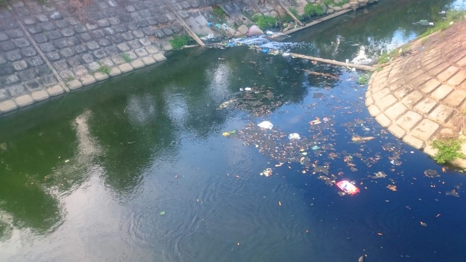 Dân than khổ vì sống cạnh dòng "kênh đen" - 3 Rác thải phủ đầy mặt nước từ kênh Khen Cạn đổ ra sông Phú Lộc