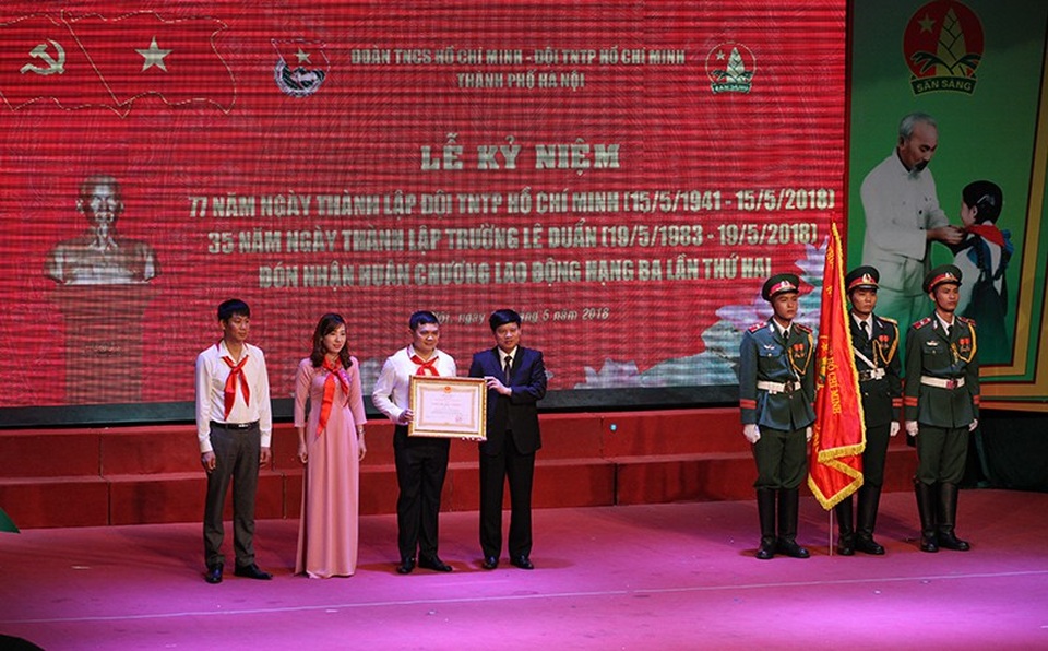 Liên đội trưởng tiêu biểu Thủ đô: Tự giác, biết quán xuyến công việc và tự tin trước đám đông - 4 Trao tặng Huân chương Lao động hạng Ba (lần thứ hai) cho Trường Lê Duẩn