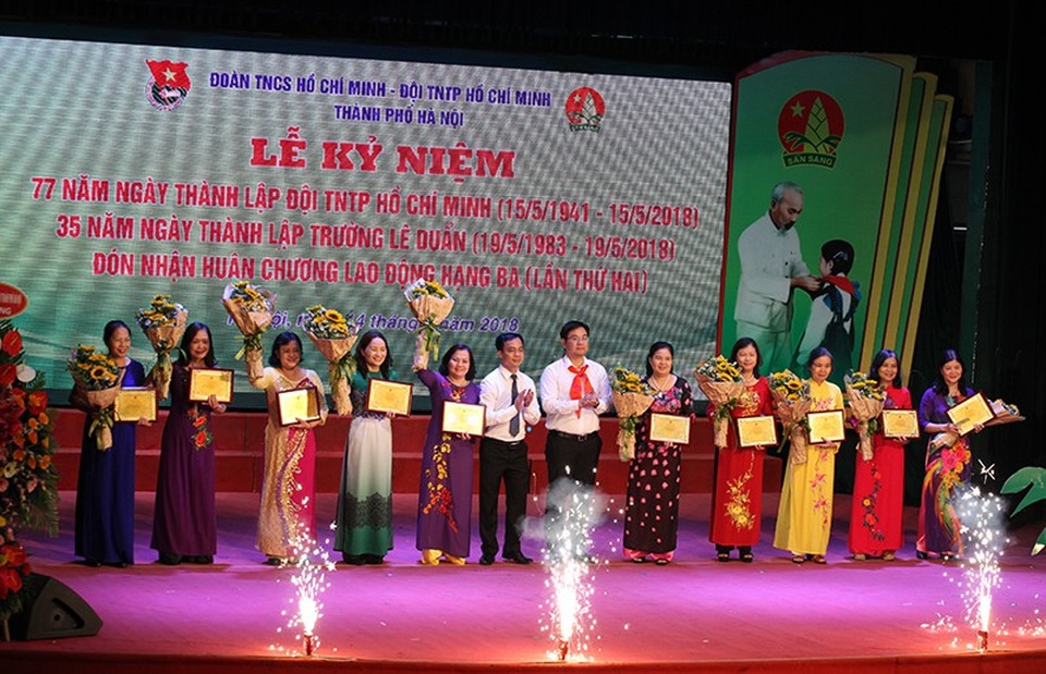 Liên đội trưởng tiêu biểu Thủ đô: Tự giác, biết quán xuyến công việc và tự tin trước đám đông - 5 Trao giải thưởng Cống hiến cho 10 cá nhân có nhiều đóng góp cho công tác Đội và phong trào thanh thiếu nhi Thủ đô