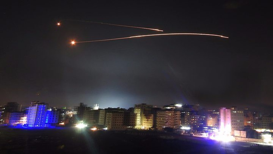 Cuộc đối đầu giữa hai đối thủ "không đội trời chung" Israel-Iran tại Syria - 2
Tên lửa được cho là của Israel trên bầu trởi Damascus. (Ảnh: Reuters)