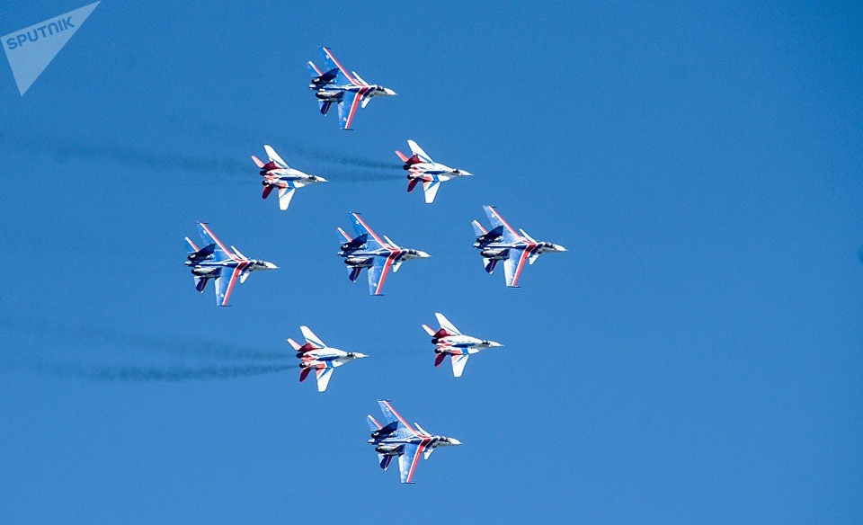Mãn nhãn màn nhào lộn đỉnh cao của máy bay Nga - 4 Các máy bay chiến đấu Su-30SM của đội bay Hiệp sĩ Nga và máy bay MiG-29 của đội bay Strizhi dàn đội hình đẹp mắt tại triển lãm hàng không.