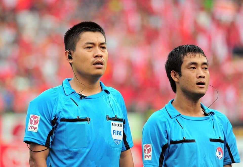 Trọng tài cấp FIFA dũng cảm bắt trận Hà Nội - HA Gia Lai - 1
Trọng tài Nguyễn Hiền Triết (trái) sẽ bắt trận đấu đinh ở sân Hàng Đẫy