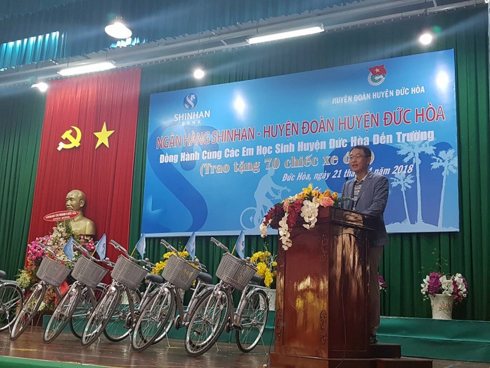 Ngân hàng Shinhan Việt Nam đồng hành cùng học trò nghèo tại Tân Cương và Đức Hòa - 1 Ngân hàng Shinhan đã tổ chức trao tặng 70 chiếc xe đạp cho các em học sinh nghèo hiếu học tại huyện Đức Hòa, tỉnh Long An