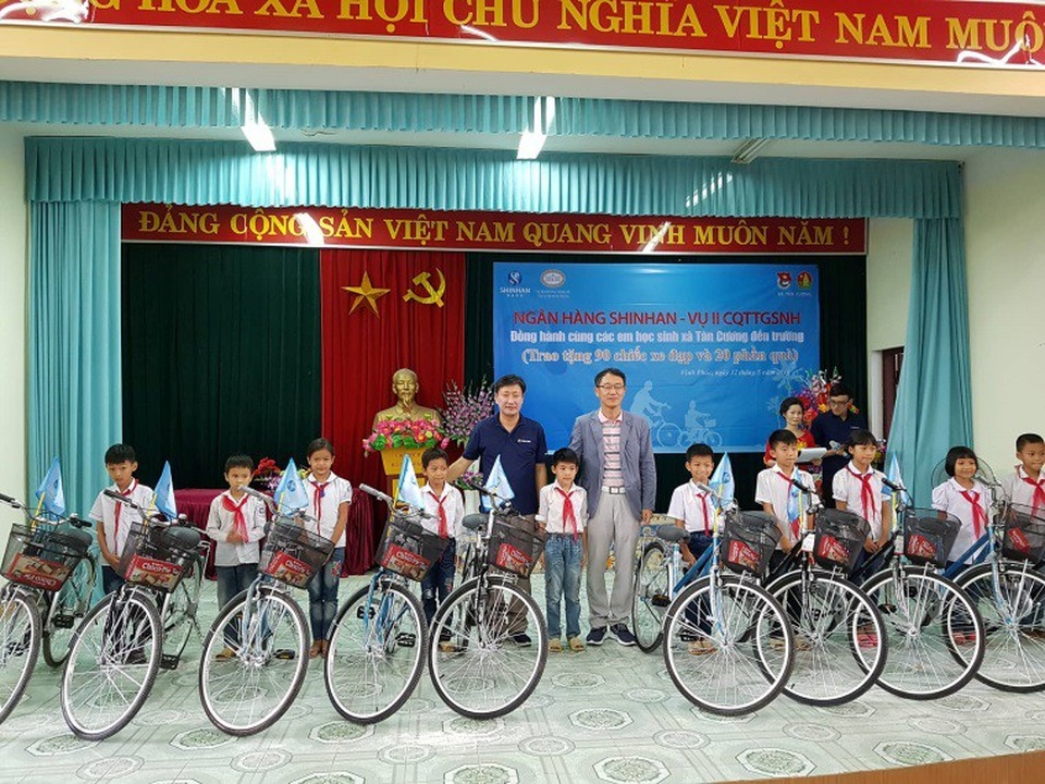 Ngân hàng Shinhan Việt Nam đồng hành cùng học trò nghèo tại Tân Cương và Đức Hòa - 2 Ông Shin Dong Min – Đại diện Ngân hàng Shinhan trao tặng xe đạp cùng nhiều phần quà cho các em học sinh