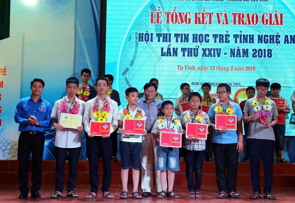 “Học hóa bằng phần mềm Scratch” giành giải cao nhất Hội thi Tin học trẻ Nghệ An - 1 Đại diện Tỉnh đoàn Nghệ An và Sở GD&ĐT Nghệ An trao giấy chứng nhận và quà cho các tác giả, nhóm tác giả đạt giải