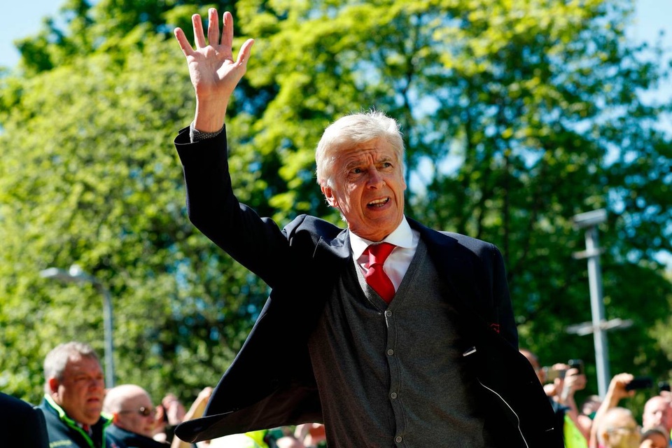 Những khoảnh khắc ở lần cuối cùng Wenger chỉ huy Arsenal - 1
Wenger vẫy chào người hâm mộ đứng đợi Arsenal và ông bên ngoài sân Kirklees, Arsenal sẽ làm khách trên sân Huddersfield trong trận đấu ở vòng 38 Premier League