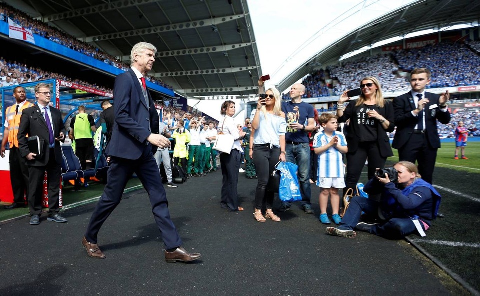 Những khoảnh khắc ở lần cuối cùng Wenger chỉ huy Arsenal - 2
Vị chiến lược gia người Pháp bước ra sân Kirklees với sự đón chào nồng nhiệt của mọi người