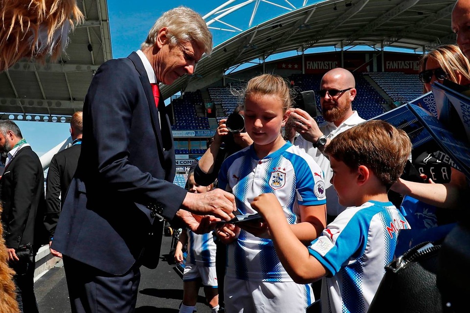 Những khoảnh khắc ở lần cuối cùng Wenger chỉ huy Arsenal - 3
Các cổ động viên nhí của đội chủ nhà tranh thủ cơ hội xin chữ ký vị chiến lược gia người Pháp