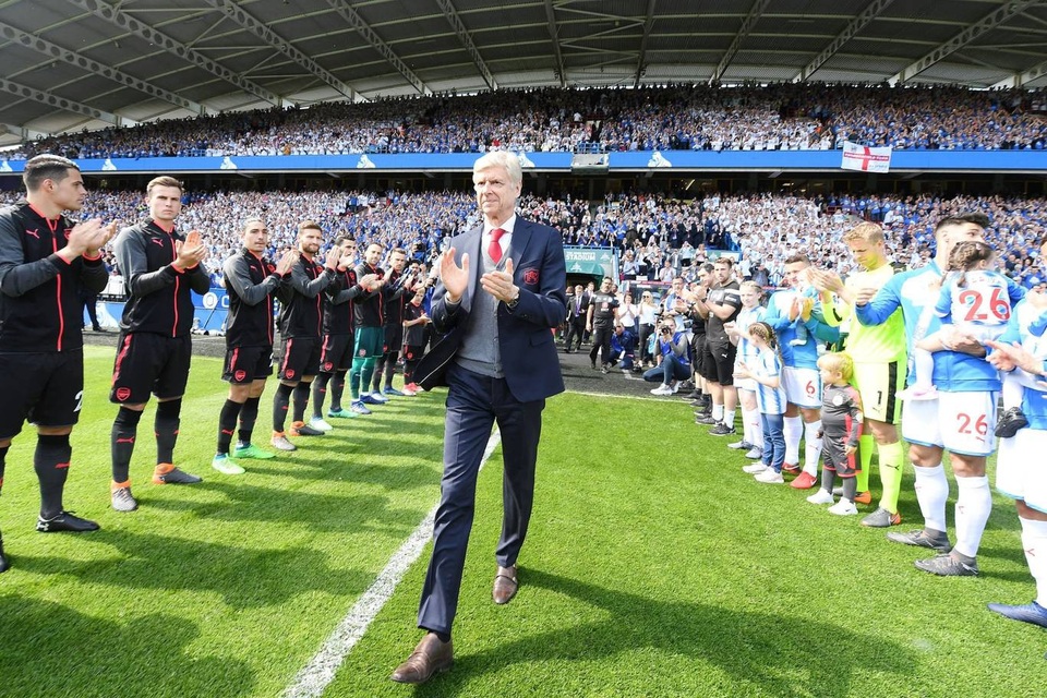Những khoảnh khắc ở lần cuối cùng Wenger chỉ huy Arsenal - 4
Wenger tiến vào sân Kirklees trong sự đón chào nồng nhiệt của cầu thủ hai đội. Đây sẽ là trận cuối của Wenger cùng Arsenal và các câu thủ Huddersfield cũng rất lịch sự, họ cũng xếp hàng vỗ tay chào đón vị thuyền trưởng người Pháp