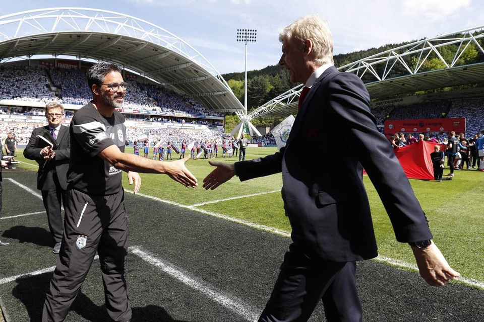 Những khoảnh khắc ở lần cuối cùng Wenger chỉ huy Arsenal - 5
HLV Wenger (phải) bắt tay người đồng nghiệp Wagner (trái) trước trận đấu của hai đội