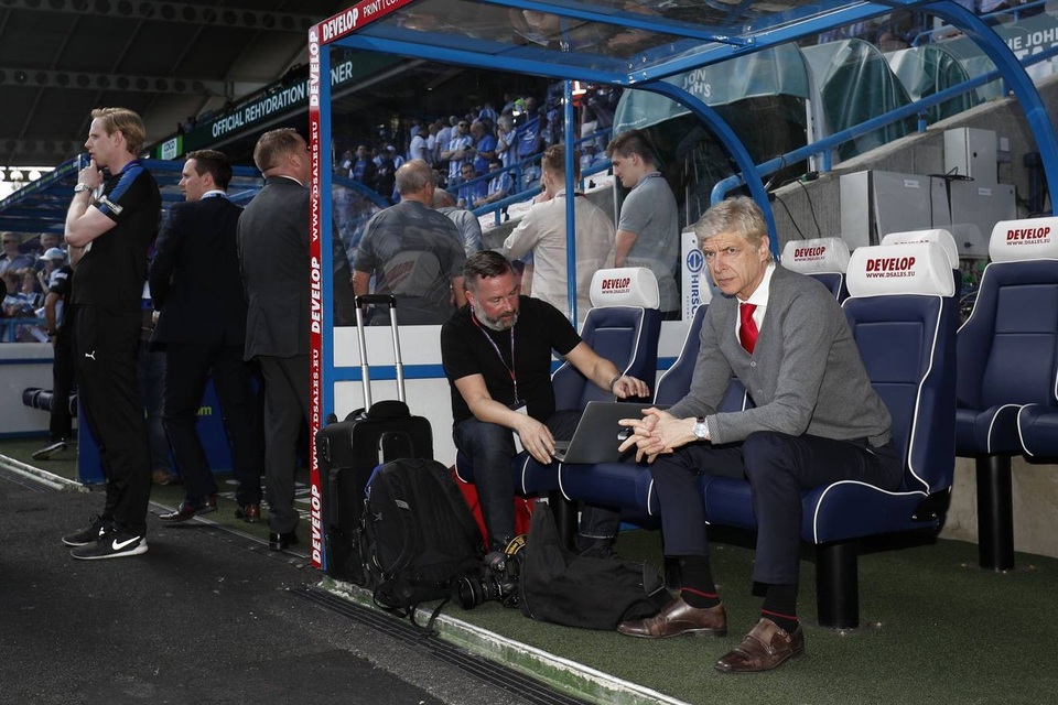 Những khoảnh khắc ở lần cuối cùng Wenger chỉ huy Arsenal - 7
Wenger ngồi chờ ở khu vực kỹ thuật