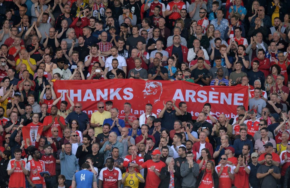 Những khoảnh khắc ở lần cuối cùng Wenger chỉ huy Arsenal - 9
Khá nhiều cổ động viên của Arsenal mang theo những tấm biểu ngữ cám ơn Wenger