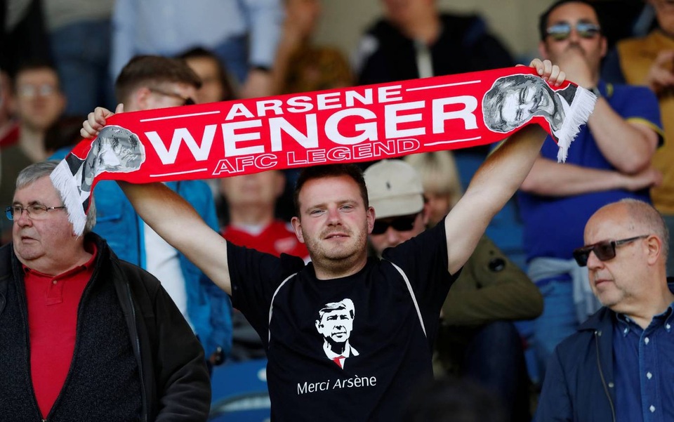 Những khoảnh khắc ở lần cuối cùng Wenger chỉ huy Arsenal - 10
Một cổ động viên mặc áo có hình Wenger và mang cả một chiếc khăn lưu niệm có tên của chiến lược gia người Pháp