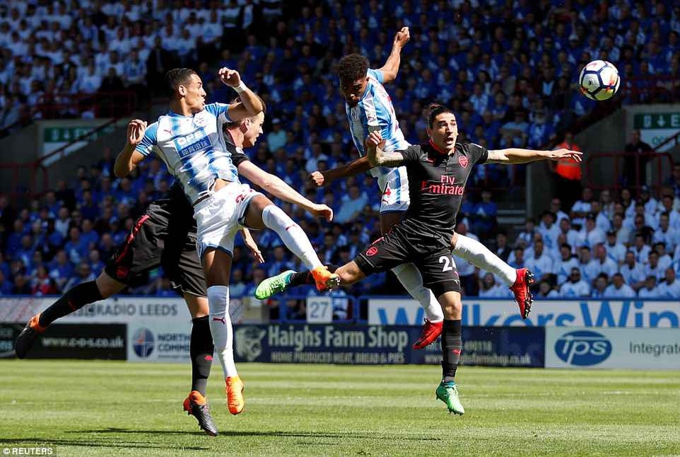 Những khoảnh khắc ở lần cuối cùng Wenger chỉ huy Arsenal - 15
Trở lại với trận đấu gặp Huddersfield, Arsenal chơi không thật hay...