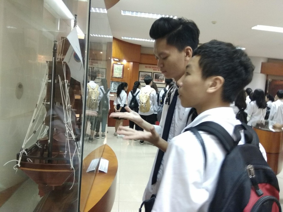 Học sinh lớp 10 trải nghiệm một ngày làm sinh viên ĐH Bách khoa Hà Nội - 2 Học sinh lớp 10 trải nghiệm một ngày làm sinh viên ĐH Bách khoa Hà Nội - 2