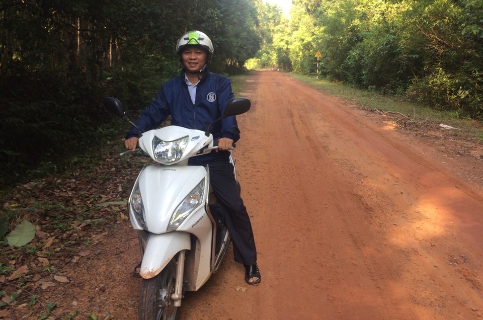 Thầy giáo băng rừng “gieo chữ” cho học sinh làng chài Phú Quốc - 3
Những hôm trời không mưa, việc xuyên qua đường rừng quốc gia Suối Cái - Gành Dầu của thầy Tâm tương đối dễ dàng. Còn khi xe bị thủng lốp hay chết máy..., thầy Tâm phải dắt bộ 5-6km là chuyện bình thường.